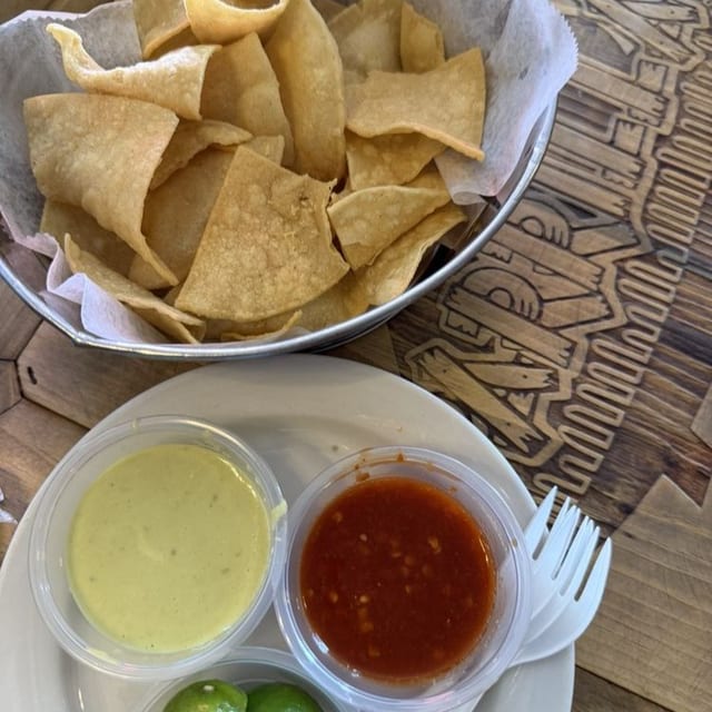 Chips Con Salsa.